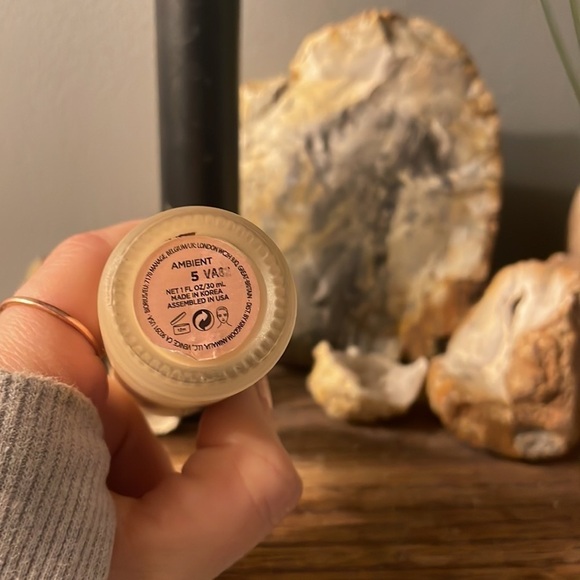 Ambient Soft Glow Foundation HOURGLASS - Picture 2 of 2